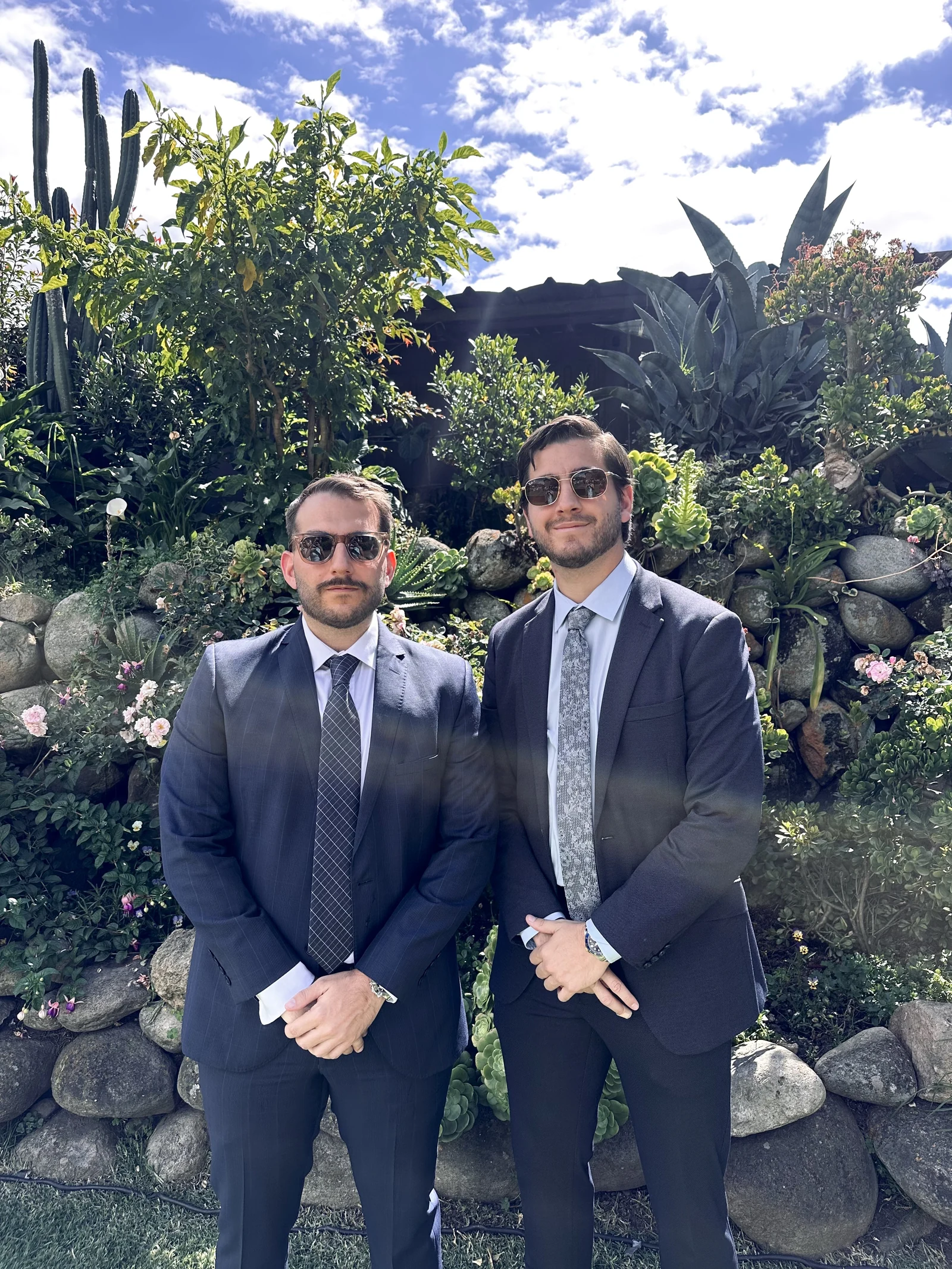 John y Juan Taleb, fundadores del estudio, en el jardín del taller